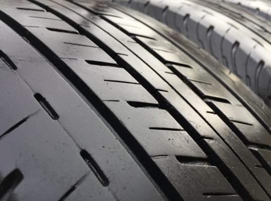 ยาง Bridgestone 215 65 16 กลางปี16 ดอกเต็ม ไม่มีปะ ใช้ยาว ราคาไม่แพง