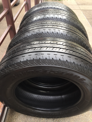 ยาง Bridgestone 215 65 16 กลางปี16 ดอกเต็ม ไม่มีปะ ใช้ยาว ราคาไม่แพง