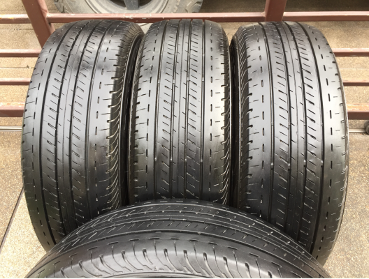 ยาง Bridgestone 215 65 16 กลางปี16 ดอกเต็ม ไม่มีปะ ใช้ยาว ราคาไม่แพง