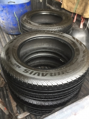 ยาง Bridgestone 215 65 16 กลางปี16 ดอกเต็ม ไม่มีปะ ใช้ยาว ราคาไม่แพง