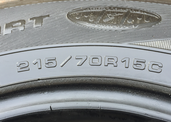 ยาง Goodyear 215 70 15 กลางปี16 ดอกเต็ม ไม่มีปะ ใช้ยาว ราคาไม่แพง