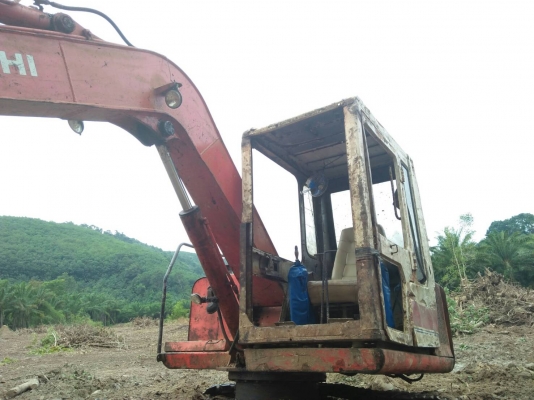 ขายรถแบคโฮ HITACHI 60 ราคา 185000 พร้อมหัวคีปไม้กับบุ้งกี๋