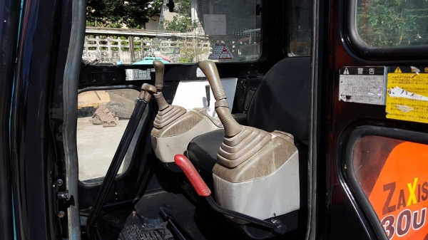 ขาย รถขุด HITACHI รุ่น EX30-2- มือสองญี่ปุ่น แทรกเหล็ก พร้อมหัวเก๋ง มีไลน์กระแทก สลัก บูท เอวแน่น 100\% สวยพร้อมใช้งาน มือถือ/LINE ID : 0818753444