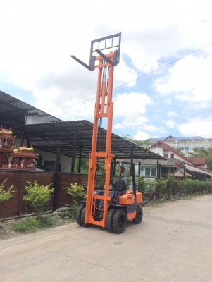 ขายรถยกโฟร์คลิฟท์ดีเซลยี่ห้อ TOYOTA ยกได้3 ตัน เสาสูง5 เมตร