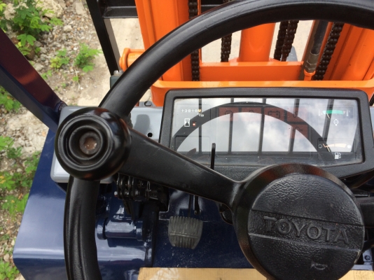 ขายรถยกโฟร์คลิฟท์ดีเซลยี่ห้อ TOYOTA ยกได้3 ตัน เสาสูง5 เมตร