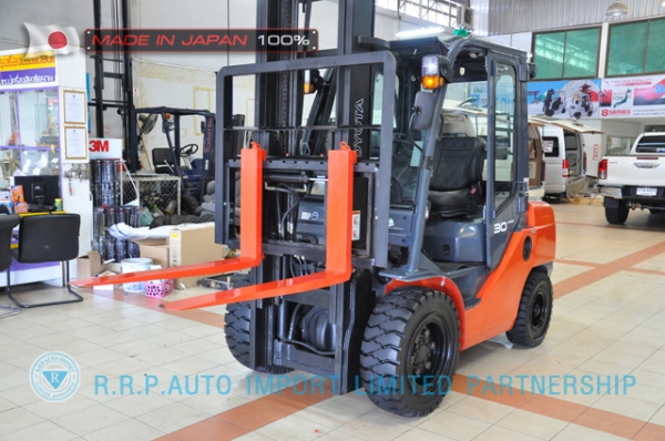 ขายรถโฟล์คลิฟท์มือสอง TOYOTA รุ่น 8FD30-13265 นำเข้าจากประเทศญี่ปุ่น 100\% ไม่เคยใช้งานในไทย