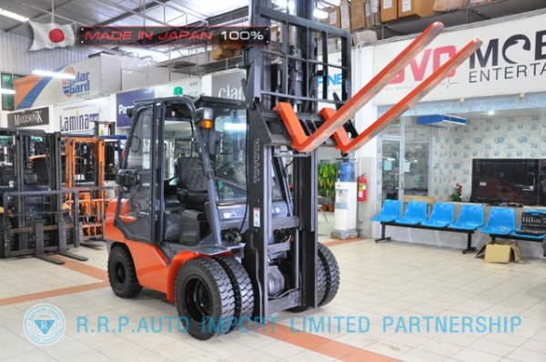 ขายรถโฟล์คลิฟท์มือสอง TOYOTA รุ่น 8FD30-13265 นำเข้าจากประเทศญี่ปุ่น 100\% ไม่เคยใช้งานในไทย