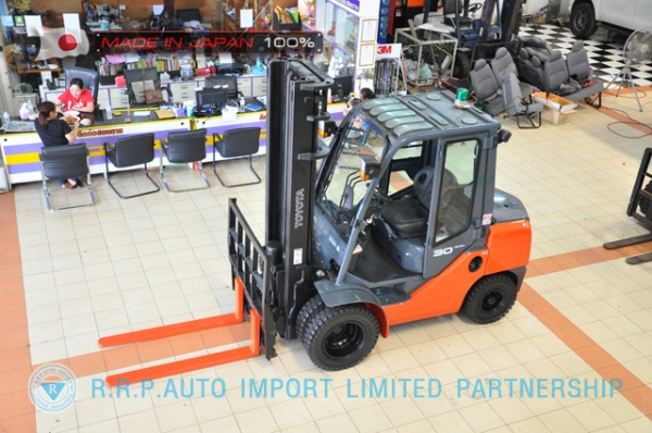 ขายรถโฟล์คลิฟท์มือสอง TOYOTA รุ่น 8FD30-13265 นำเข้าจากประเทศญี่ปุ่น 100\% ไม่เคยใช้งานในไทย