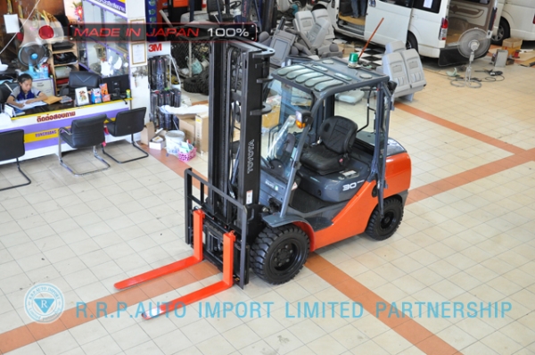 ขายรถโฟล์คลิฟท์มือสอง TOYOTA รุ่น 8FD30-13265 นำเข้าจากประเทศญี่ปุ่น 100\% ไม่เคยใช้งานในไทย