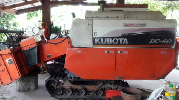 รถเกี่ยวข้าว DC 60 plus  นิ้วสปริง  ปี 54