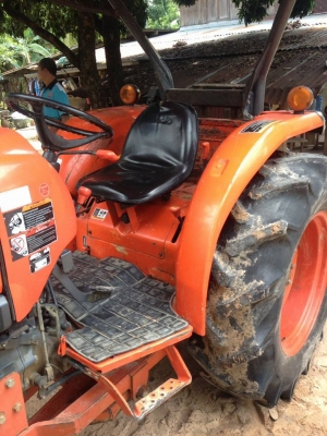 รถไถ  L47  ชั่วโมง 13xx  อุปกรณ์สามอย่าง  ราคาไม่แพงครับ รถพร้อมใช้