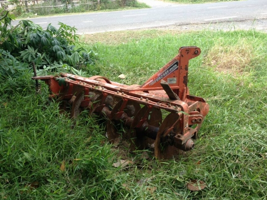 รถไถ  L47  ชั่วโมง 13xx  อุปกรณ์สามอย่าง  ราคาไม่แพงครับ รถพร้อมใช้