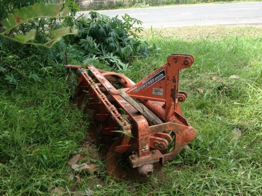 รถไถ  L47  ชั่วโมง 13xx  อุปกรณ์สามอย่าง  ราคาไม่แพงครับ รถพร้อมใช้