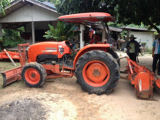 รถไถ  L47  ชั่วโมง 13xx  อุปกรณ์สามอย่าง  ราคาไม่แพงครับ รถพร้อมใช้