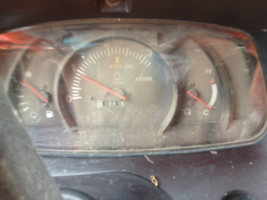 รถไถ  L47  ชั่วโมง 13xx  อุปกรณ์สามอย่าง  ราคาไม่แพงครับ รถพร้อมใช้