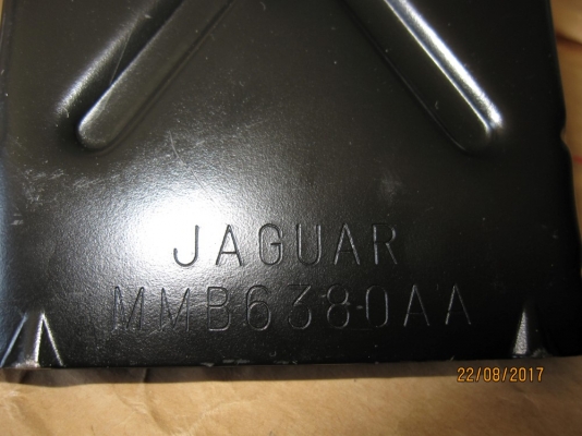 หนุนล้อไม่ให้รถไหลของรถ JAGUAR (เป็นของติดรถมาครับ ไม่เคยเจอของรถยี่ห้อนี้ )