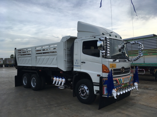 ขายด่วนสิบล้อดั้มสามมิตร320ปี48 มีระบบลาก สภาพสวยเดิมๆบางๆ