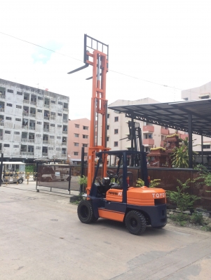 ขายรถโฟร์คลิฟท์ดีเซล 3 ตัน  เสาสูง 5เมตร