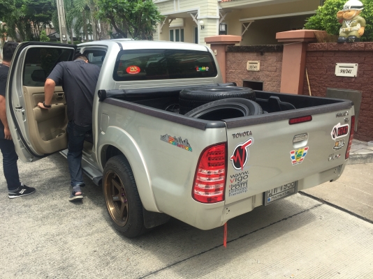 ยาง Bridgestone 255 60 18 ปลายปี16 ดอกเต็ม ใช้ยาว ราคาไม่แพง