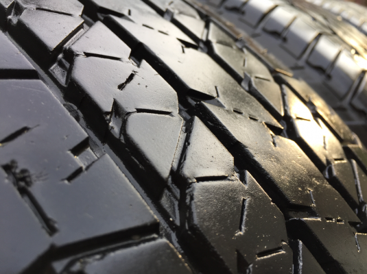 ยาง Bridgestone 255 60 18 ปลายปี16 ดอกเต็ม ใช้ยาว ราคาไม่แพง