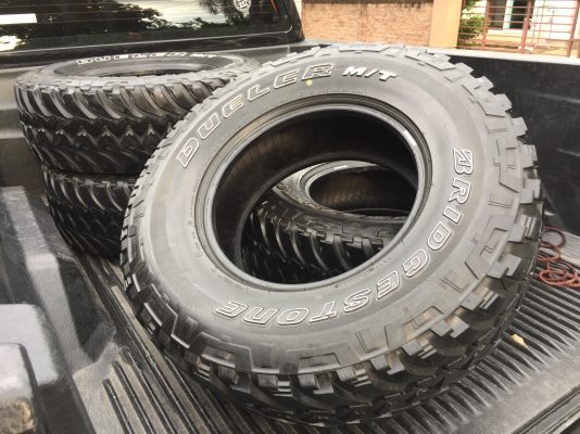 ยาง Mud Bridgestone 265 75 16 ปลายปี13 ดอกเยอะ ไม่มีปะ ราคาไม่แพง