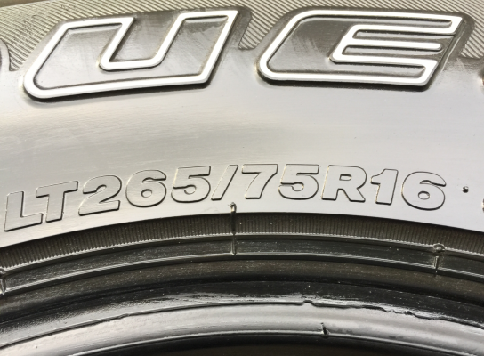 ยาง Mud Bridgestone 265 75 16 ปลายปี13 ดอกเยอะ ไม่มีปะ ราคาไม่แพง