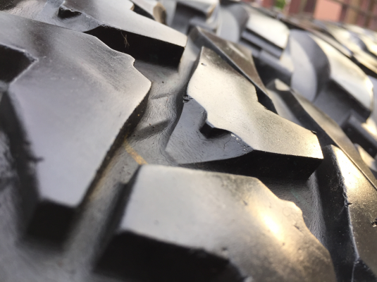 ยาง Mud Bridgestone 265 75 16 ปลายปี13 ดอกเยอะ ไม่มีปะ ราคาไม่แพง