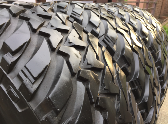 ยาง Mud Bridgestone 265 75 16 ปลายปี13 ดอกเยอะ ไม่มีปะ ราคาไม่แพง