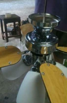 ขาย 1200บาท โทร 083-2000058ชุดพัดลมโคมไฟประดับบ้านสวยๆ ใบพัดไม้จำนวน 4 ใบ และโครมไฟส่องสว่าง 4 ดวงหลอดไฟเปลี่ยนเป็นแบบหลอดบ้านเราได้เลย เป็นชิ้นงานจากญี่ปุ่น ใช้ไฟ 100 V. ขาย