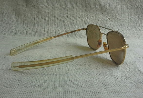 แว่นตาอเมริกันเสืออากาศ ยุค '70s โมเดล 'นักบินรบ' อันลือลั่น ตัวเทพบุตรเนื้อทอง! Vintage COMMAND handmade in USA ตัวแท้! จริงใจ - ไม่จิงโจ้! แว่นตาอเมริกันเสืออากาศ ยุค '70s โมเดล 'นักบินรบ' อันลือลั่น ตัวเทพบุตรเนื้อทอง! Vintage COMMAND handmade in USA ตัวแท้! จริงใจ - ไม่จิงโจ้!