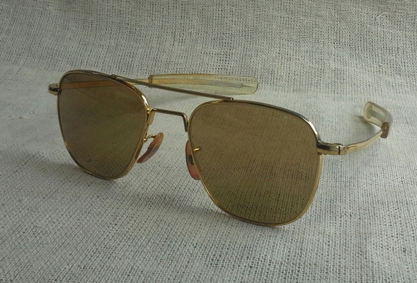 แว่นตาอเมริกันเสืออากาศ ยุค '70s โมเดล 'นักบินรบ' อันลือลั่น ตัวเทพบุตรเนื้อทอง! Vintage COMMAND handmade in USA ตัวแท้! จริงใจ - ไม่จิงโจ้! แว่นตาอเมริกันเสืออากาศ ยุค '70s โมเดล 'นักบินรบ' อันลือลั่น ตัวเทพบุตรเนื้อทอง! Vintage COMMAND handmade in USA ตัวแท้! จริงใจ - ไม่จิงโจ้!