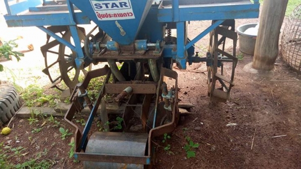 ขายเครื่องปลูกอ้อยศรีกำแพงแสนร่องคู่ สภาพสวยๆพร้อมใช้สุดๆ