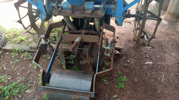 ขายเครื่องปลูกอ้อยศรีกำแพงแสนร่องคู่ สภาพสวยๆพร้อมใช้สุดๆ