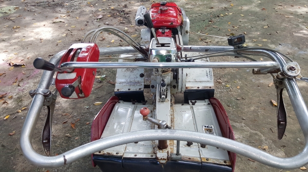 รถพรวนดินเดินตาม เช็คระบบเปลี่ยนถ่ายของเหลวให้หมด รหัสสินค้า E3 - 20 รถพรวนดินเดินตาม เช็คระบบเปลี่ยนถ่ายของเหลวให้หมด รหัสสินค้า E3 - 20