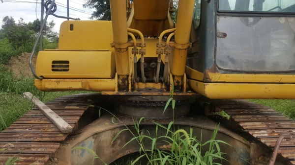 ขาย KOMATSU PC200-6เก่านอก สภาพสวยพร้อมใช้ ติดต่อได้ คุณอ๊อฟ พิจิตร 086-737-9991