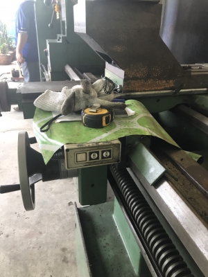 ขายกลึง4เมตร2เพลากลึงเกลียวได้มีฟีดสปีดตรงกระเป๋าพร้อมใช้ครับ