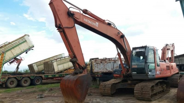 ขาย 995,000  HITACHI ZX200-1 ทำงาน 1x,xxx เครื่องดี ปั้มแรง โช่หนา เอวแน่น ไฟฟ้าครบ เอกสารเล่มทะเบียน รถอยู่ จ.ปทุมธานี  090-772-3710 090-772-3708