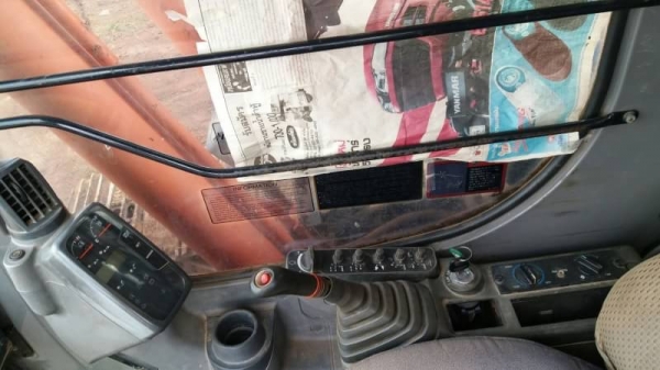 ขาย 995,000  HITACHI ZX200-1 ทำงาน 1x,xxx เครื่องดี ปั้มแรง โช่หนา เอวแน่น ไฟฟ้าครบ เอกสารเล่มทะเบียน รถอยู่ จ.ปทุมธานี  090-772-3710 090-772-3708