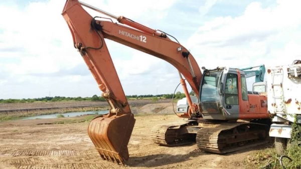 ขาย 995,000 บาท HITACHI ZX200-1 ทำงาน 1x,xxx เครื่องดี ปั้มแรง โช่หนา เอวแน่น ไฟฟ้าครบ เอกสารเล่มทะเบียน  รถอยู่ จ.ปทุมธานี โทร&amp;ไอดีไลน์ 0610710295