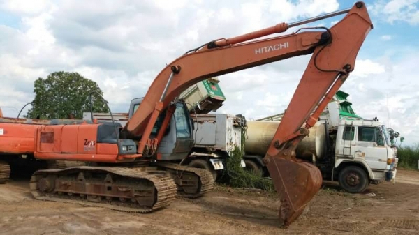 ขาย 995,000 บาท HITACHI ZX200-1 ทำงาน 1x,xxx เครื่องดี ปั้มแรง โช่หนา เอวแน่น ไฟฟ้าครบ เอกสารเล่มทะเบียน  รถอยู่ จ.ปทุมธานี โทร&amp;ไอดีไลน์ 0610710295