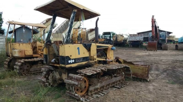 ขาย 155,000 KOMATSU D 20-6 P สไลร์ 6 ทิศทาง เครื่องดี เกียร์แรง สเตอร์ลิ่งดี ช่วงล่างพร้อมใช้งาน เอกสารชื้อขาย  รถอยู่ ปทุมธานี โทร&amp;ไอดีไลน์ 0610710295