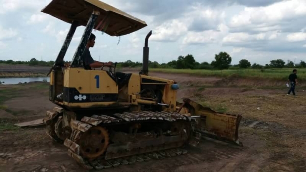 ขาย 155,000 KOMATSU D 20-6 P สไลร์ 6 ทิศทาง เครื่องดี เกียร์แรง สเตอร์ลิ่งดี ช่วงล่างพร้อมใช้งาน เอกสารชื้อขาย  รถอยู่ ปทุมธานี โทร&amp;ไอดีไลน์ 0610710295