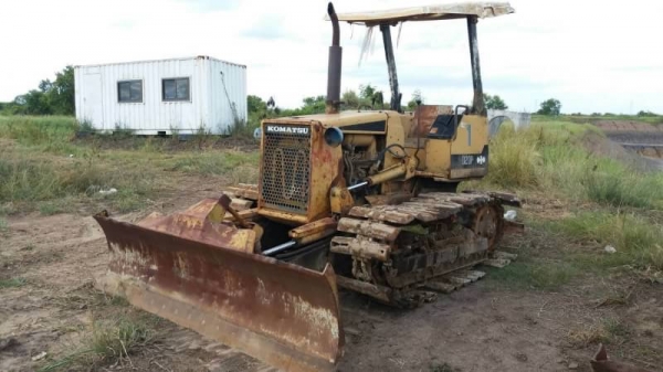 ขาย 155,000 KOMATSU D 20-6 P สไลร์ 6 ทิศทาง เครื่องดี เกียร์แรง สเตอร์ลิ่งดี ช่วงล่างพร้อมใช้งาน เอกสารชื้อขาย  รถอยู่ ปทุมธานี โทร&amp;ไอดีไลน์ 0610710295