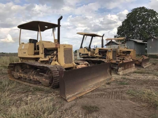 ขายรถแทรกเตอร์ รวม 3 คัน ราคา.470,000 ต่อรองมี.KOMATSU D20P-5 และ D20P-6 และ CAT D3 เอกสารใบแจ้งจำหน่าย สะภาพพร้อมใช้งาน ทั้ง 3 คัน ผานดันปรับ 5 ทิศทาง   สนใจโทร.&amp; ไอร์ดีไลน์ 0610710295 รถอยู่ปทุมธานี