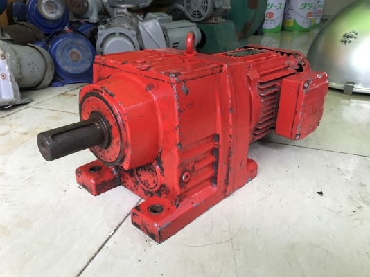 ขายมอเตอร์เกียร์ SEW eurodrive 2HP. 380V อัตราทด 1:56 เพลาออกประมาณ 25รอบต่อนาที แรงบิดเยอะ สภาพสวยเดิมๆ หมุนนิ่ม พร้อมใช้งาน