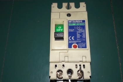 ขายเบรกเกอร์MITSUBISHI 100A 2P ใหม่เก็บไม่มีน๊อต2ตัว