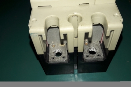 ขายเบรกเกอร์MITSUBISHI 100A 2P ใหม่เก็บไม่มีน๊อต2ตัว