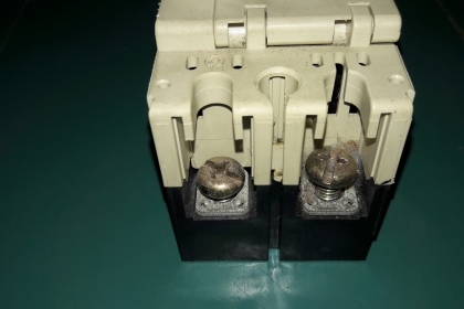 ขายเบรกเกอร์MITSUBISHI 100A 2P ใหม่เก็บไม่มีน๊อต2ตัว