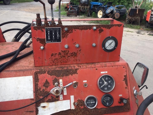 รถกวาดขยะ บนชายหาดและสนามหญ้า  เครื่องยนต์ยี่ห้อNISSAN รุ่น A12 ใช้ระบบขับเคลื่อน และทำงานด้วยไฮดรอลิค