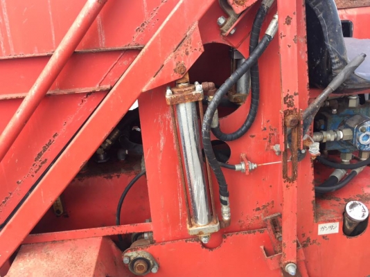 รถกวาดขยะ บนชายหาดและสนามหญ้า  เครื่องยนต์ยี่ห้อNISSAN รุ่น A12 ใช้ระบบขับเคลื่อน และทำงานด้วยไฮดรอลิค